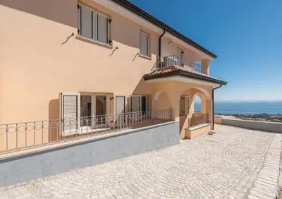 Vista generica sul mare o vista sul mare dall'interno dell'appartamento