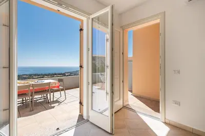 Vista generica sul mare o vista sul mare dall'interno dell'appartamento