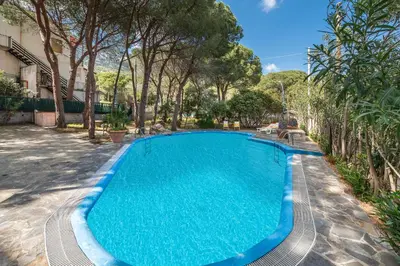 Piscina di villa in centro con piscina o nelle vicinanze