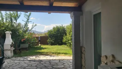 Vista generica sulle montagne o vista sulle montagne dall'interno dell'appartamento