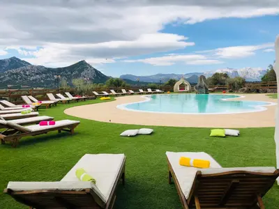 Vista generica sulle montagne o vista sulle montagne dall'interno of country house