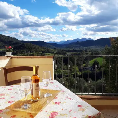 Vista generica sulle montagne o vista sulle montagne dall'interno dell'hotel
