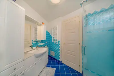 Bagno di Villa Adele, con piscina a 700 mt dal mare