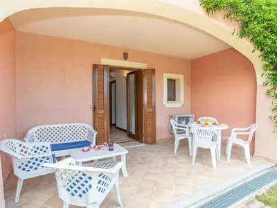 Patio o area all'aperto di Holiday Home Dalia 20 - Vista Village by Interhome