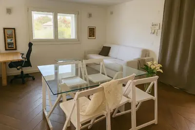 Area soggiorno di Seaside Elegance 50m from the Beach