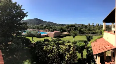 Vista generica sulle montagne o vista sulle montagne dall'interno dell'appartamento