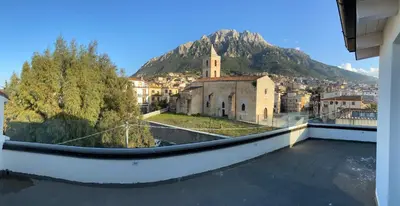 Vista generica sulle montagne o vista sulle montagne dall'interno dell'affittacamere