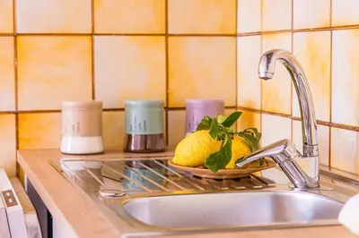 Cucina o angolo cottura di Casa Goletta soggiorno per 4 a 2 minuti dalla spiaggia IUNQ0334