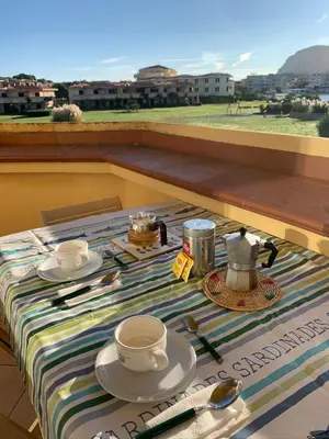 Vista generica sulle montagne o vista sulle montagne dall'interno dell'appartamento