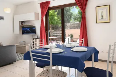 TV o dispositivi per l'intrattenimento presso Downtown Garden Olbia