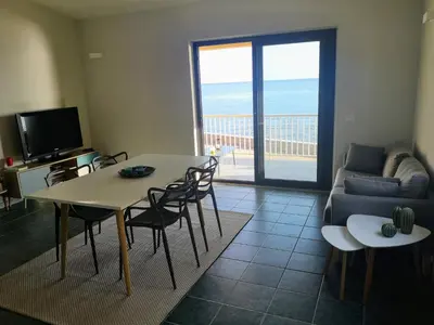 TV o dispositivi per l'intrattenimento presso casa con terrazza fronte mare