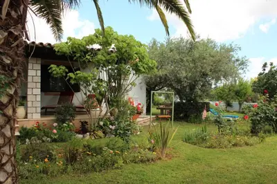 Giardino di Villa di campagna vicino al mare