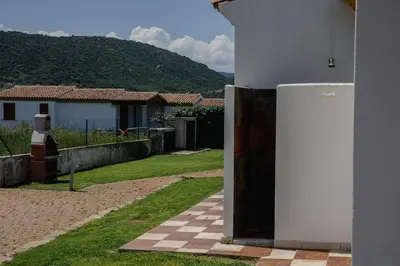 Vista generica sulle montagne o vista sulle montagne dall'interno della casa vacanze