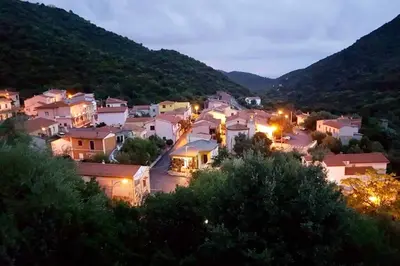 Vista generica sulle montagne o vista sulle montagne dall'interno della casa vacanze