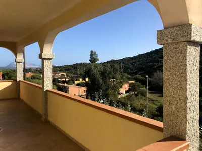 Vista generica sulle montagne o vista sulle montagne dall'interno dell'appartamento