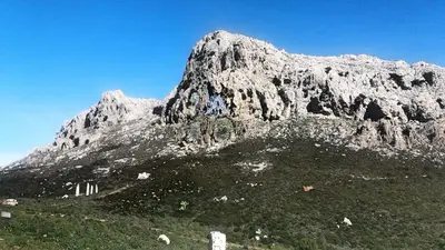 Vista generica sulle montagne o vista sulle montagne dall'interno dell'agriturismo