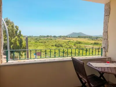 Vista generica sulle montagne o vista sulle montagne dall'interno dell'appartamento