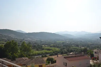 Vista generica sulle montagne o vista sulle montagne dall'interno dell'appartamento
