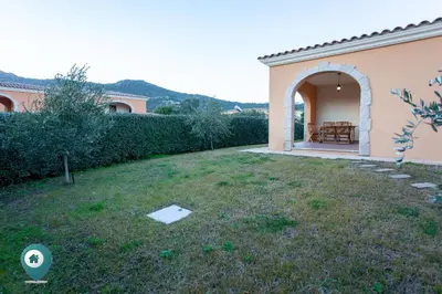 Vista generica sulle montagne o vista sulle montagne dall'interno della casa vacanze