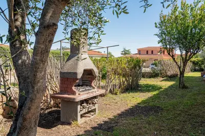 Giardino di Appartamento Trilocale Le Canne 4 posti letto con giardino e posto auto privato