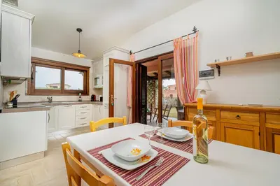Cucina o angolo cottura di Appartamento Trilocale Le Canne 4 posti letto con giardino e posto auto privato