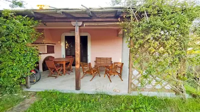 Giardino di Appartamento Trilocale Le Canne 4 posti letto con giardino e posto auto privato