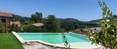 Vista generica sulle montagne o vista sulle montagne dall'interno del bed & breakfast