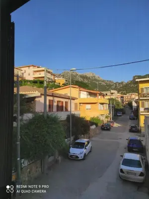 Vista generica sulle montagne o vista sulle montagne dall'interno dell'appartamento