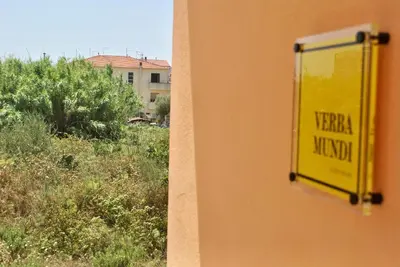 Certificato, attestato, insegna o altro documento esposto da Verba Mundi Guest House