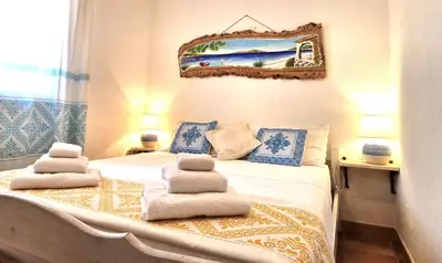 Letto o letti in una camera di Capo Figari 8, Appartamento spazioso nel centro di Golfo Aranci con terrazza, Wi-Fi, parcheggio gratuito