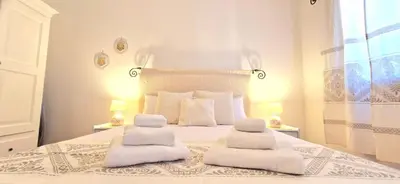 Letto o letti in una camera di Capo Figari 8, Appartamento spazioso nel centro di Golfo Aranci con terrazza, Wi-Fi, parcheggio gratuito