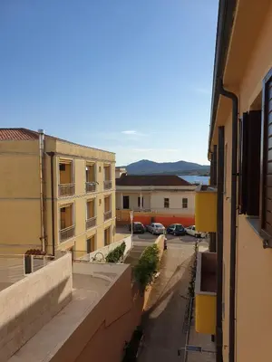 Vista generica sulle montagne o vista sulle montagne dall'interno dell'appartamento