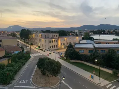 Vista generica sulle montagne o vista sulle montagne dall'interno dell'appartamento
