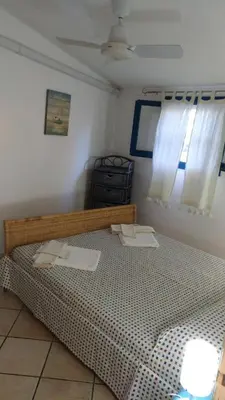 Letto o letti in una camera di Villa Vera trifamigliare con ingresso diretto 20 mt al mare clima wi-fi bbq