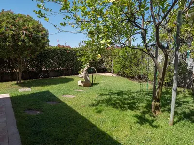 Giardino di Villetta spiaggia a piedi BudoniAffitti