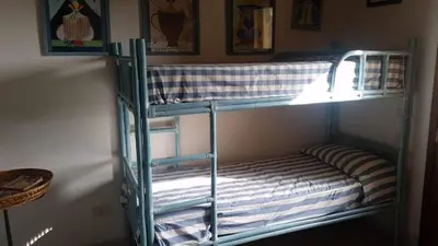 Letto o letti a castello in una camera di La casa di Camilla a Punta Molara
