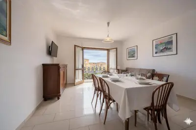 TV o dispositivi per l'intrattenimento presso Dimoras 3BR City Center Balcony & Parking SF