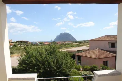 Vista generica sulle montagne o vista sulle montagne dall'interno dell'appartamento