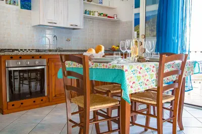 Cucina o angolo cottura di Lungomare Bay, e sei in spiaggia...