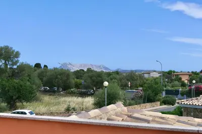 Vista generica sulle montagne o vista sulle montagne dall'interno dell'appartamento