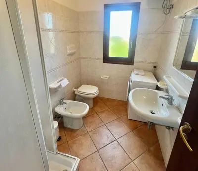 Bagno di ISS Travel, La Ginestra - 2-bedroom apartment with terrace and view over Tavolara Island