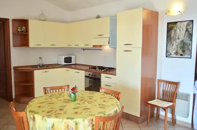 Cucina o angolo cottura di ISS Travel, Ponderosa Terrace - centrally located 2-bedroom apartment with aircondition