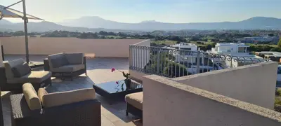 Vista generica sulle montagne o vista sulle montagne dall'interno della casa vacanze