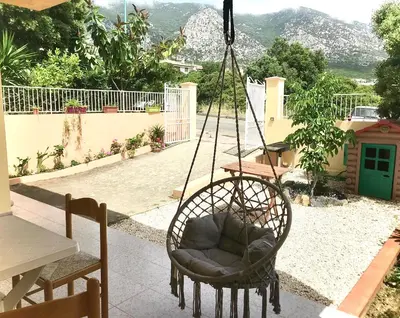 Vista generica sulle montagne o vista sulle montagne dall'interno dell'appartamento