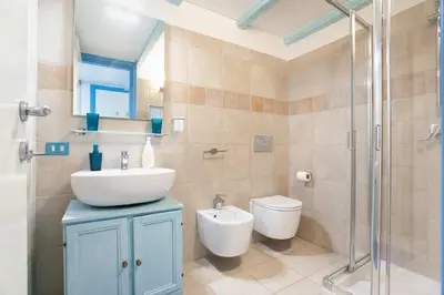 Bagno di Porto Coda Cavallo Beach House a 300 mt dal mare, con terrazza panoramica