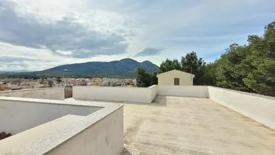 Vista generica sulle montagne o vista sulle montagne dall'interno della casa vacanze