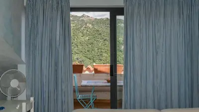 Vista generica sulle montagne o vista sulle montagne dall'interno dell'appartamento