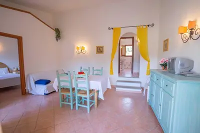 Area soggiorno di residence baia sant anna con piscina