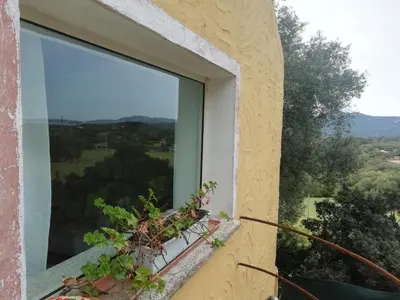 Vista generica sulle montagne o vista sulle montagne dall'interno dell'appartamento