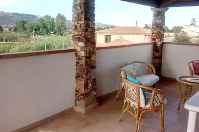 Vista generica sulle montagne o vista sulle montagne dall'interno della casa vacanze